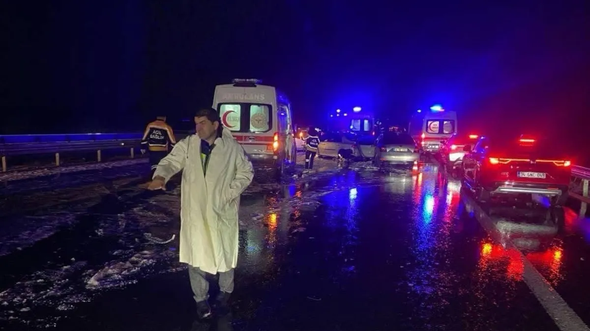 Otoyolda görüş sıfırlandı: 12 araç birbirine girdi! 10 kişi yaralandı