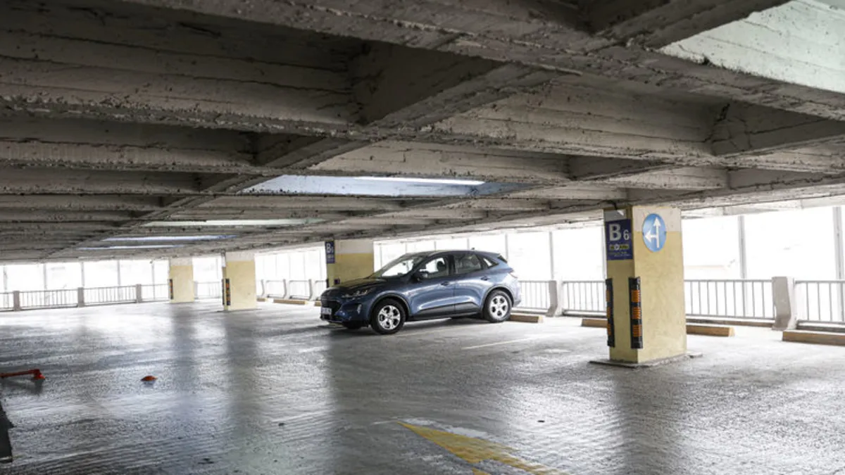 İzmir’de fahiş otopark zammı sonrası trafik kaosu! Sokaklar araçla doldu