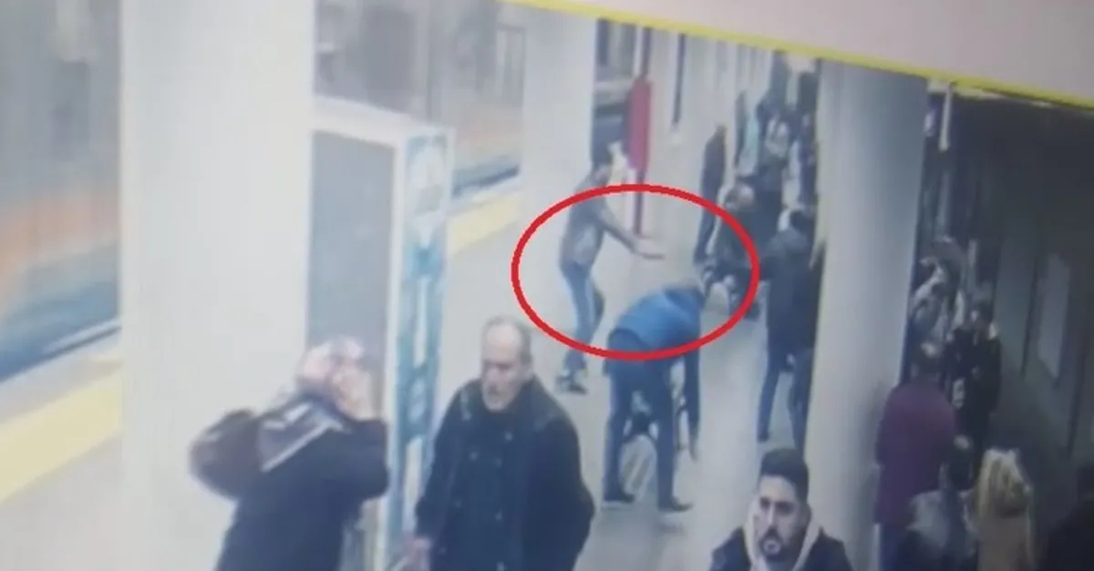 İstanbul Bayrampaşa'da polise saldıran şahıs yakalandı! Dehşet anları kamerada |Video