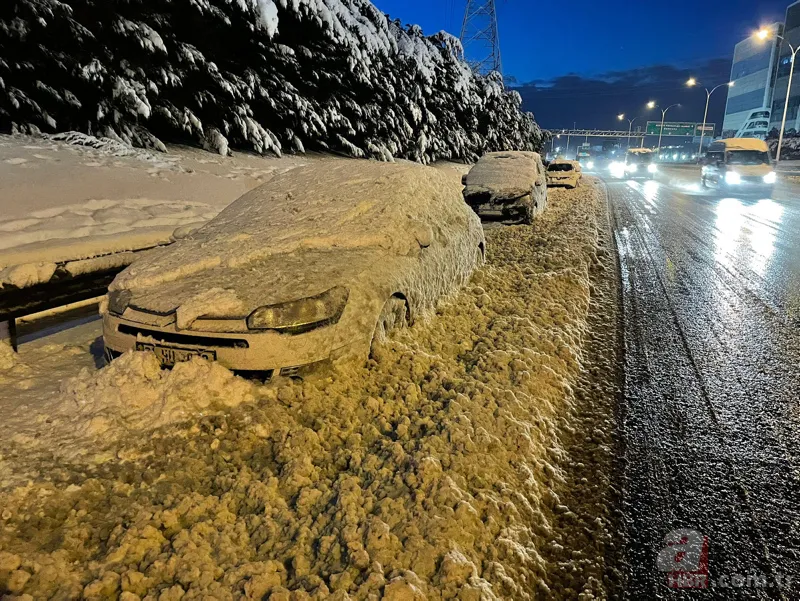 İstanbullunun kabus gecesi! 15 saattir yolda kalan vatandaş: Su ve bisküvi ile duruyorum 5