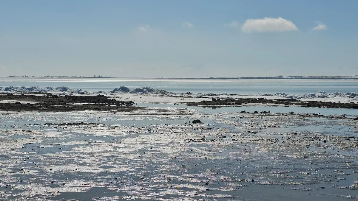 Arin Gölü'nde buz dalgaları: Sahilde metrelerce buz yığını oluştu