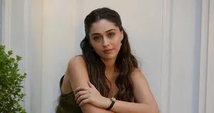 Kocaman çiçek giydi! Dillere düştü...