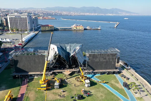 1662697913551.jpg Tarkan'ın konseri öncesi sahne çöktü! Ya konser sırasında yıkılsaydı? - 3