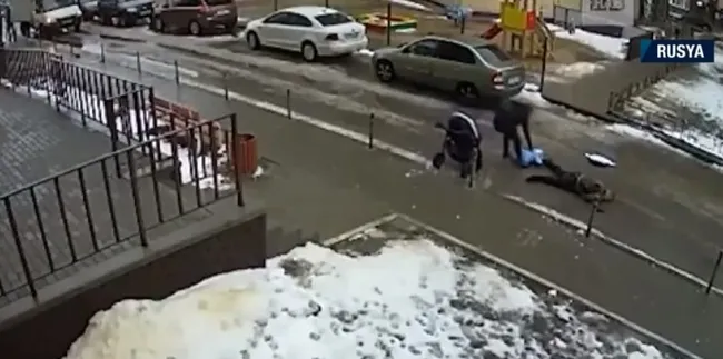 Rusya’da inanılmaz olay! 7. Kattan bebek arabasının üstüne düştü - 4
