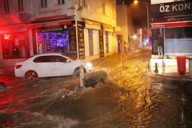 Sağanak yağış sonrası Bodrum'da caddeler sokaklar göle döndü - 2