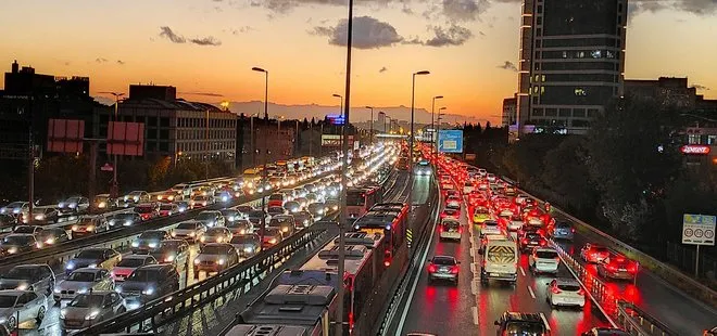 İstanbul’da sağanak yağış sonrası trafik yoğunluğu! Yola çıkacaklar dikkat! İşte son durum...