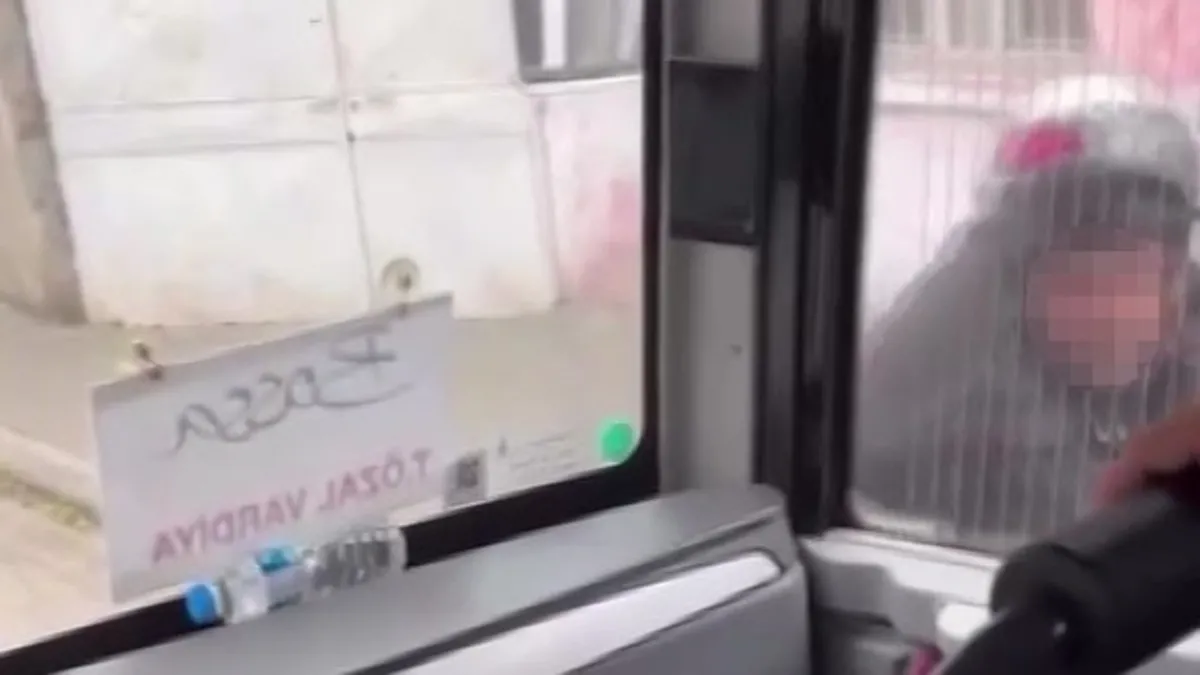 Adana’da trafik magandalığı: Motosikletli sürücü kaskla camı parçaladı