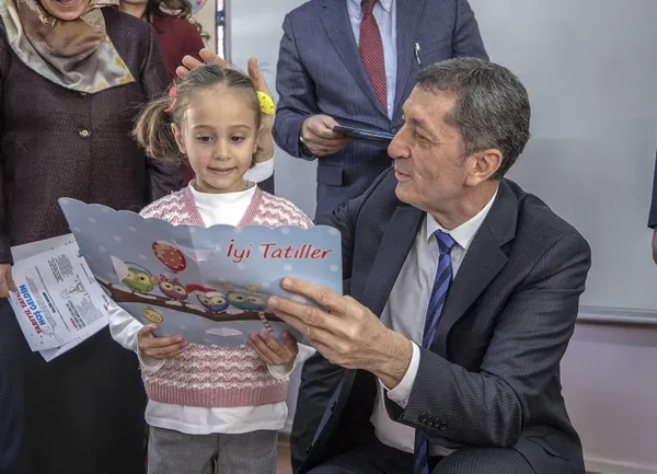 Bakan Ziya Selçuk öğrencilerin karne heyecanını paylaştı - 1