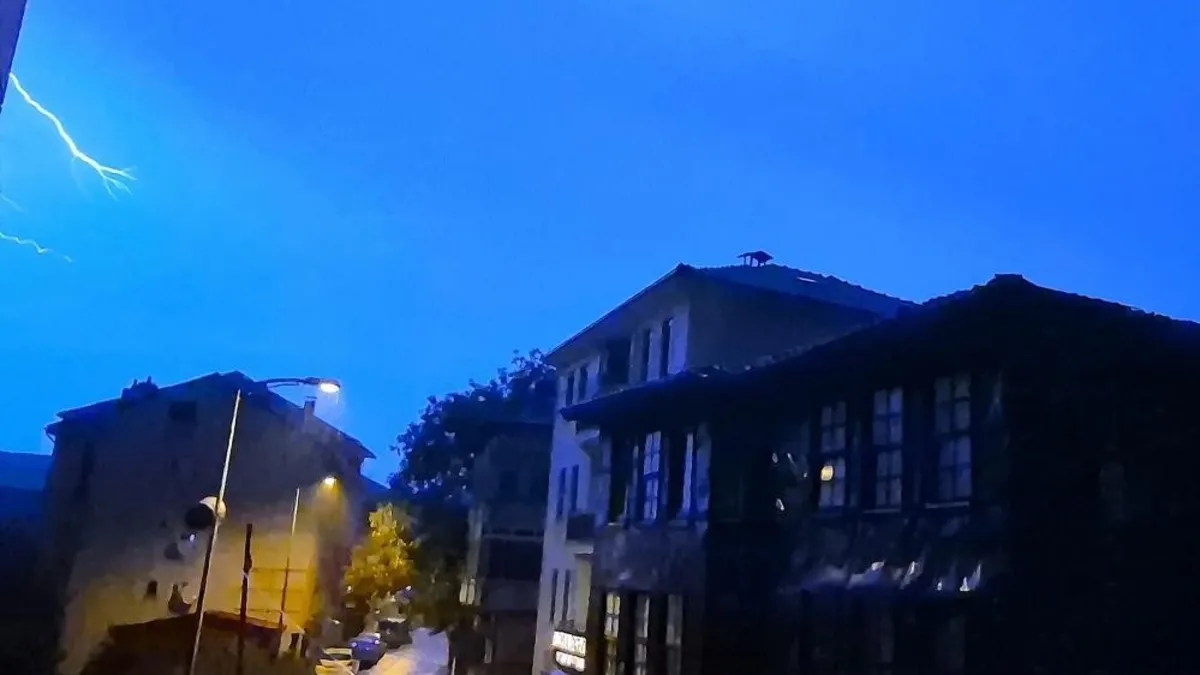 Bartın'da şimşekler geceyi aydınlattı