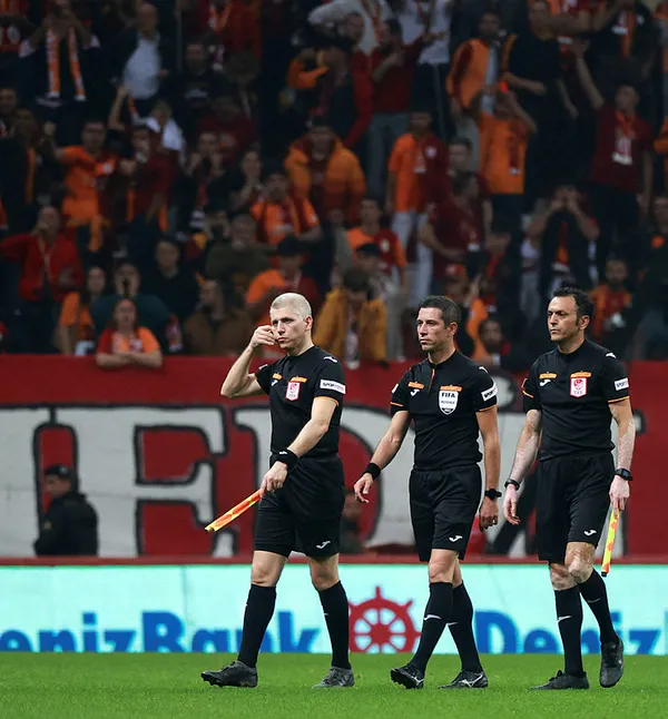 1666553593479.jpg Erman Toroğlu Galatasaray-Alanyaspor maçı sonrası bombaladı: Ali Palabıyık maçın içine etti! Yerlerde sürünüyor buna maç verilmez - 3