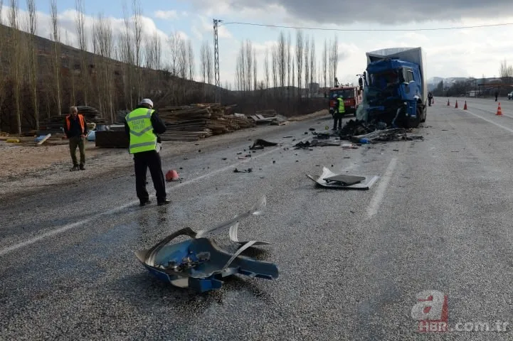 Kamyon yolcu otobüsüne çarptı! 4