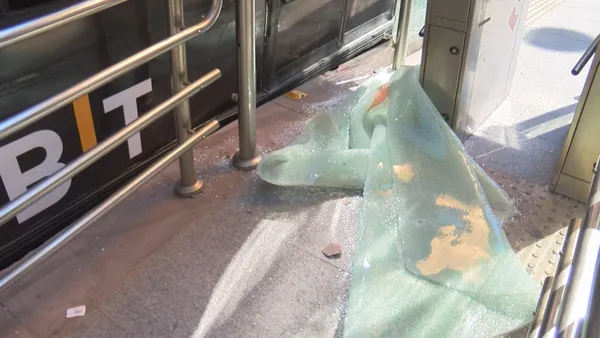 Feci olay! Tramvay ile durak arasına düştü