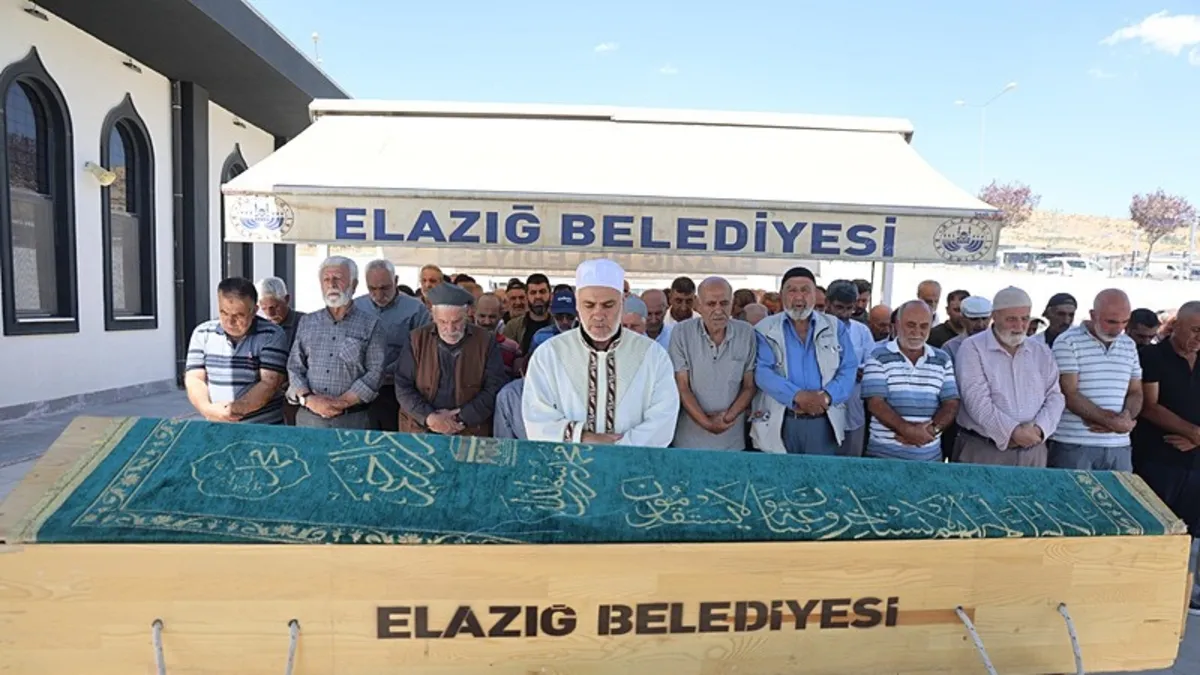 Elazığ'da yarım saat arayla iki kez araba çarpan adam öldü