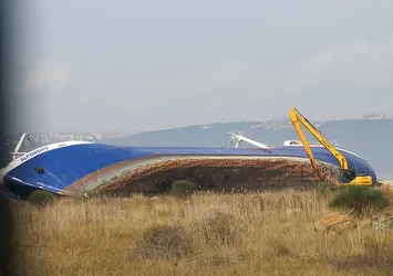 Yalova'da fırtına gemiyi yan yatırdı
