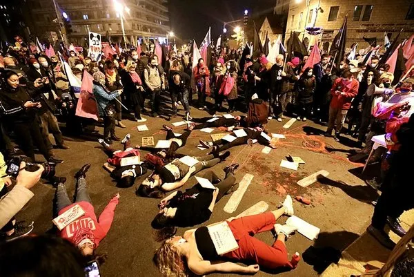 İsrail’de Netanyahu’ya büyük öfke! Suç başbakanı! Evine Git...