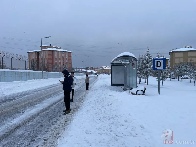 Hakkari'de kar yağışı şehri beyaza bürüdü! Onlarca köy yolu ulaşıma kapandı 10