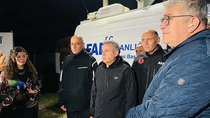 İzmir Foça’yı sel vurdu! 70 yaşındaki Bülent Kaptanoğlu her yerde aranıyor! AFAD Başkanı Pehlivan A Haber’de