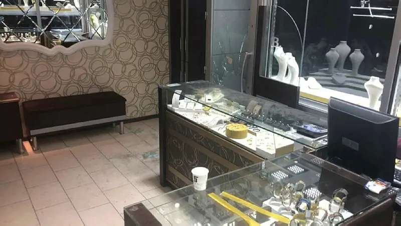 Soyguncu altınları prematüre doğan bebeğinin ameliyatı için çalmış - 1