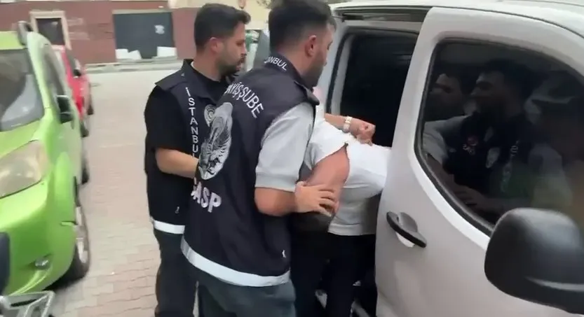 sapkalilar-cetesine-es-zamanli-baskin-is-yeri-kursunlayip-adam-yaralamislardi-1786700365122.jpeg 'Şapkalılar' çetesine eş zamanlı baskın! İş yeri kurşunlayıp adam yaralamışlardı - 3