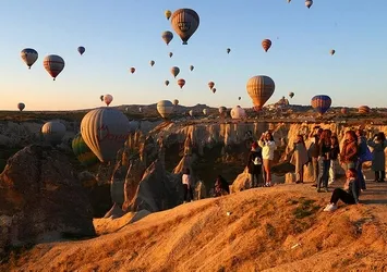 Kapadokya'da balon turlarına rüzgar engeli