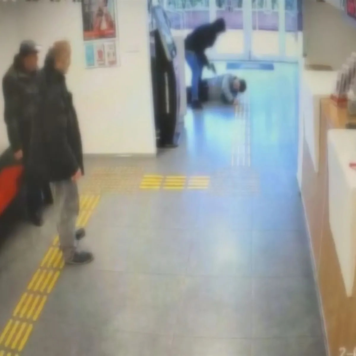 Fatih'teki banka soygunu kamerada: Güvenliğin belindeki silahı bir anda aldı