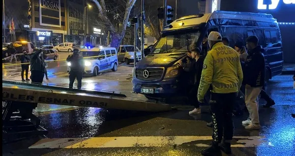 ankarada-feci-kaza-otomobilin-carptigi-dolmus-devrildi-yaralilar-var-1705788942009.jpeg Ankara’da feci kaza! Otomobilin çarptığı dolmuş devrildi: Yaralılar var - 2