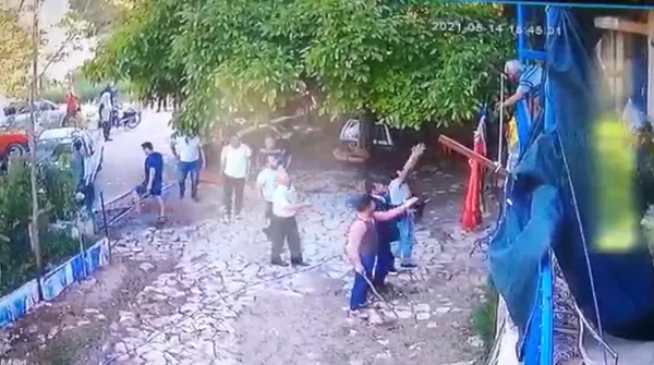 1621092792524.jpg Burdur'da dehşeti yaşadılar! Evi ve arabasını parçaladılar - 4