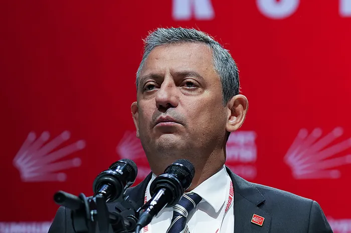 CHP kurultayında neler yaşandı? Özel’e karşı ’kaldır elini’ mesajı