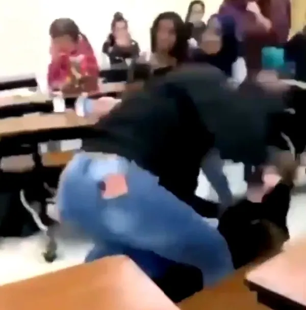 ABD’de İslamofobi hortladı! Siyahi kız Müslüman öğrenciye saldıran magandaya haddini bildirdi