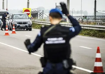 Polis, el koyduğu kebapları kendi dağıttı