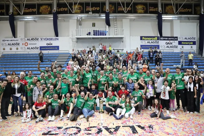 Semt77 Yalovaspor Erkek Basketbol Takımı şampiyonluk kupasına kavuştu