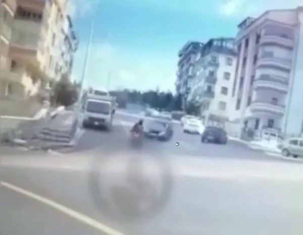 1644559309530.jpg Direksiyon hakimiyetini kaybetti dehşet saçtı! Otomobilin çarptığı motokurye hayatını kaybetti - 1