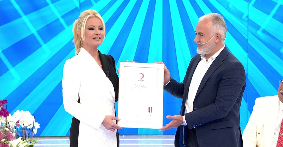 Müge Anlı'ya Kızılay'dan ''Platin Madalya'' ödülü!