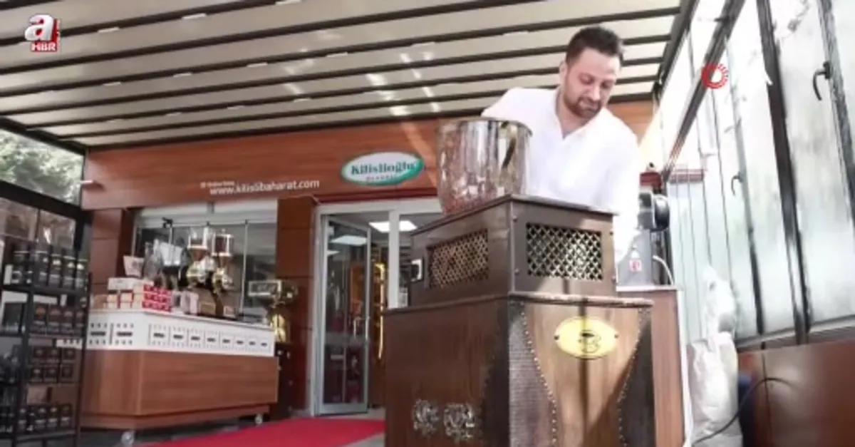 100 yıllık kahve makinesi dikkat çekiyor