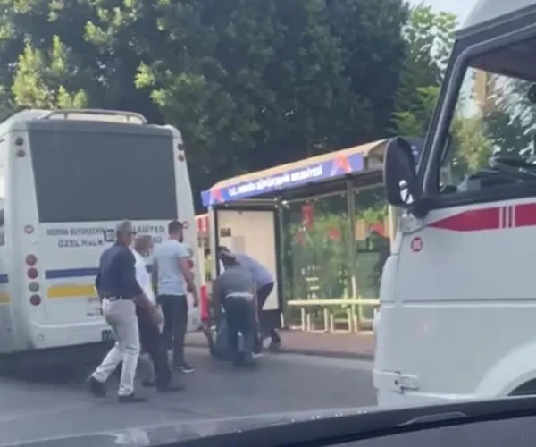 mersinde-otobusu-ile-minibus-soforu-yolcu-kapma-kavgasinda-yumruklar-konustu-1632232511281.jpg Mersin’de otobüsü ile minibüs şoförü yolcu kapma kavgasında yumruklar konuştu - 1