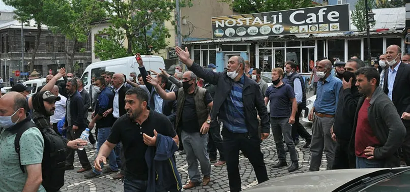 Kars'ta HDP'li belediyenin ihalesinde gerginlik! Dolmuşçulardan ‘kayyum, kayyum’ sloganı