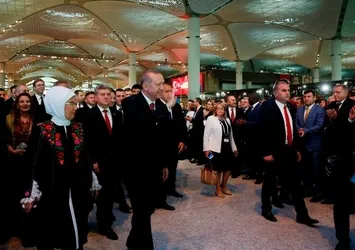 Tarihi açılışa ünlü akını
