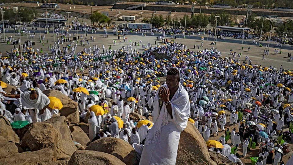 Salgın sonrası kutsal topraklarda bir ilk! 1 milyon hacı adayı Arafat’ta buluştu