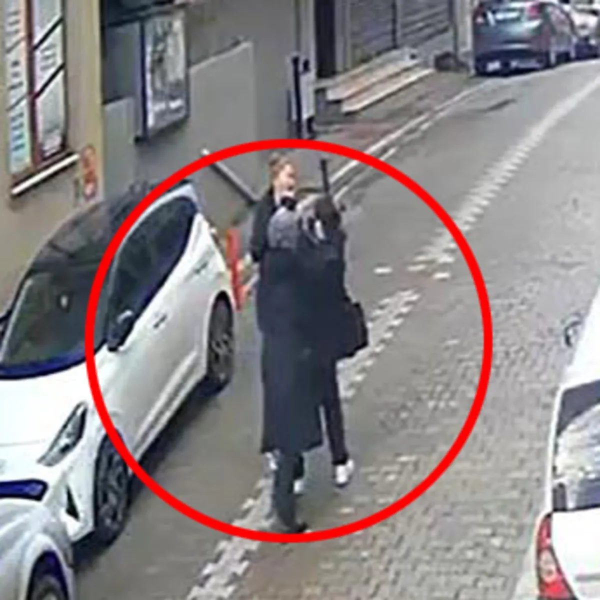 İki kadından sokak ortasında bayıltan dayak