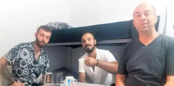 izmirde-trajikomik-olay-50-yasinda-kendi-evinde-misafir-oldu-1660466612856.jpg İzmir’de trajikomik olay! 50 yaşında kendi evinde misafir oldu - 1