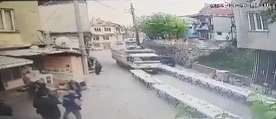 balikesirde-freni-bosalan-kamyonet-iftar-masalarina-daldi-yurekleri-agza-getiren-anlar-kamerada-1651485748046.jpg Balıkesir’de freni boşalan kamyonet iftar masalarına daldı! Yürekleri ağza getiren anlar kamerada - 1