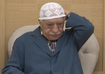 Asker apoletleri FETÖ elebaşının takkesinden