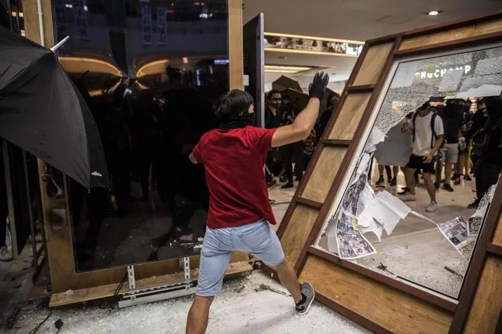 Hong Kong’da protestocular AVM’yi işgal etti!