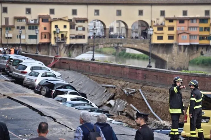 İtalya’da dev yarık araçları yuttu