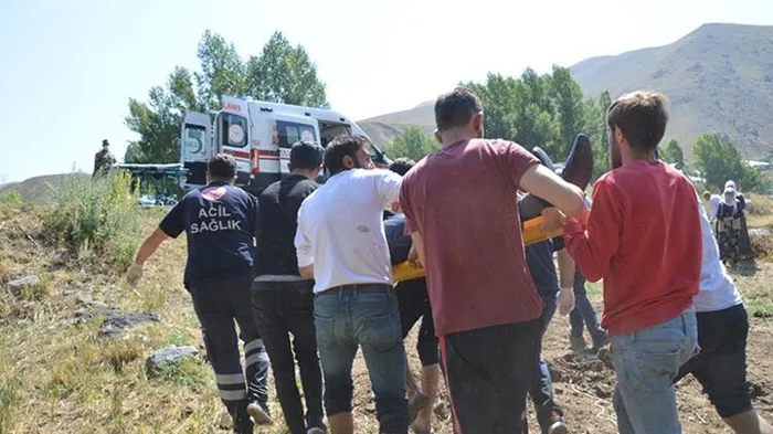 Ağrı'da düğüne gidenlerin minibüsü dereye devrildi: 13 yaralı - 4