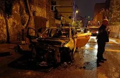 Fatih’te, seyir halindeki taksi alev alev yandı