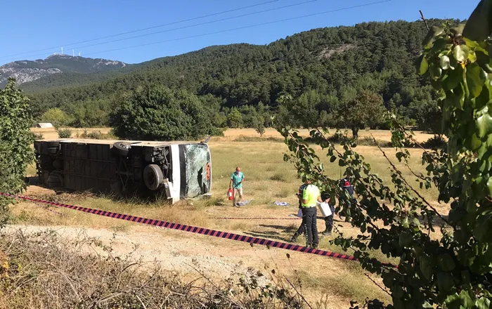 Muğla'da tur otobüsü öğrenci servisi ile çarpıştı: 1 ölü, 30 yaralı - 1