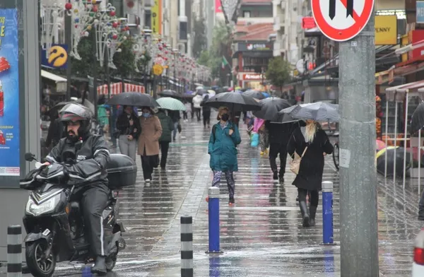 1638882881747.jpg İzmirlilerin yağmurla imtihanı! Yolları ve dükkanları su bastı esnaf kovalarla su taşıdı - 6