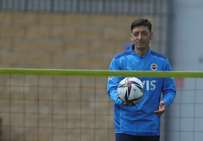 Fenerbahçeli futbolcu Mesut Özil’den flaş Vitor Pereira açıklaması