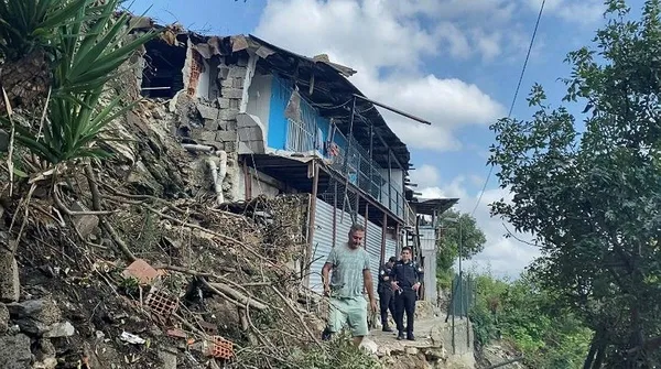1696250083448.jpeg Beşiktaş'ta yerinden kopan kaya parçaları korku yarattı! Evlerin üzerine düştü - 4